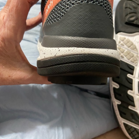 GDEFY SHOES. LIKE NEW - Picture 4 of 5